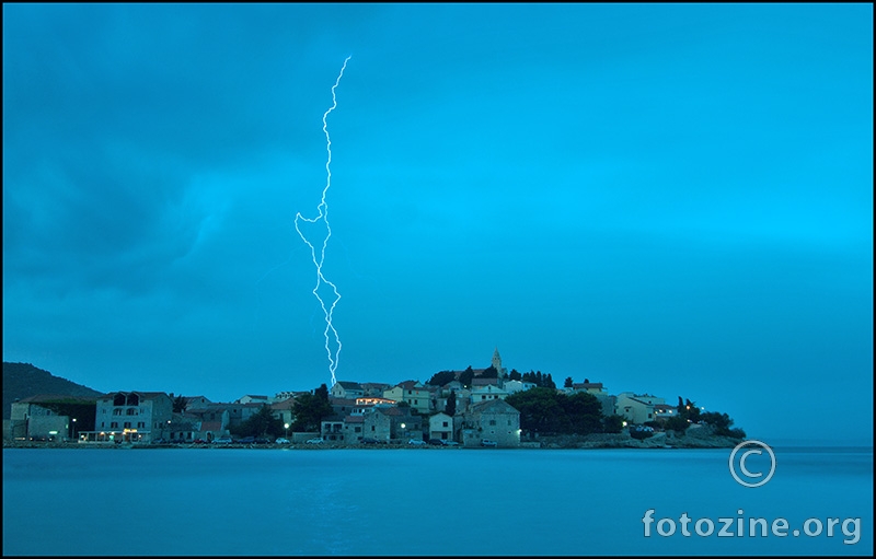 Primošten s jednom munjom