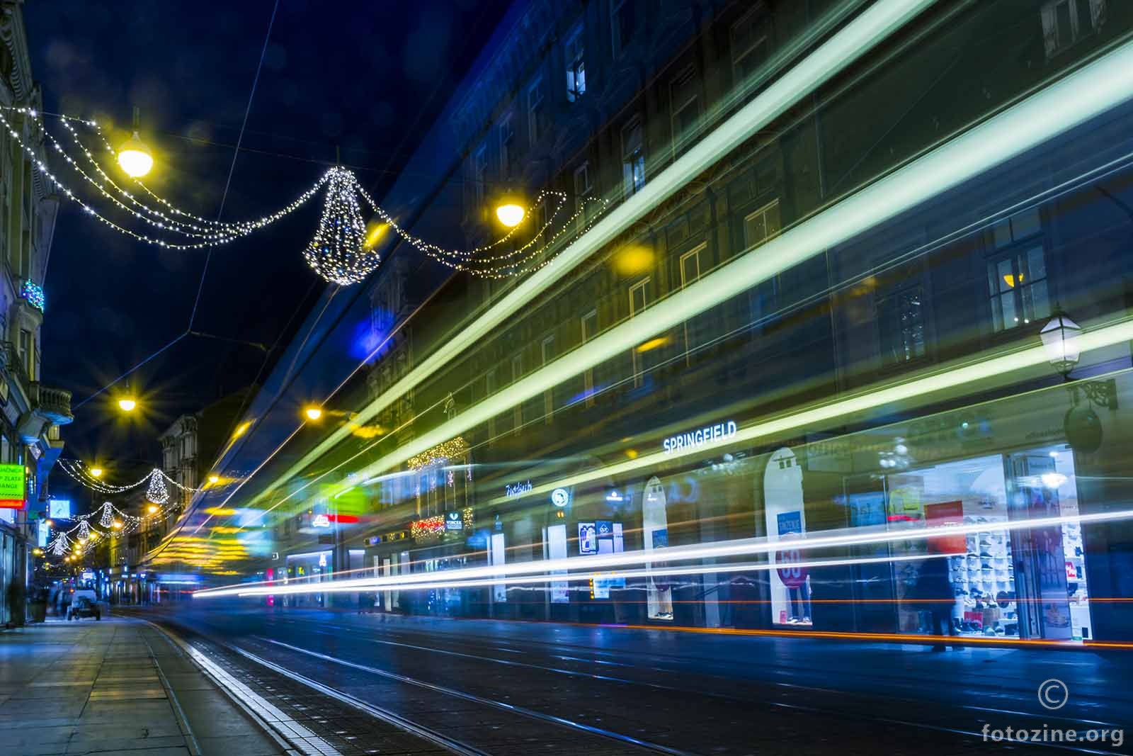 Večernji tramvaj projurio za oka treptaj...