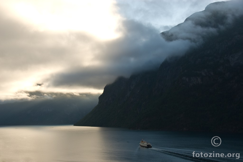 Ode brod u Geirangerfjord