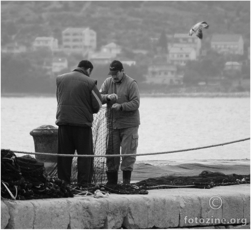 Ribar plete mrižu svoju