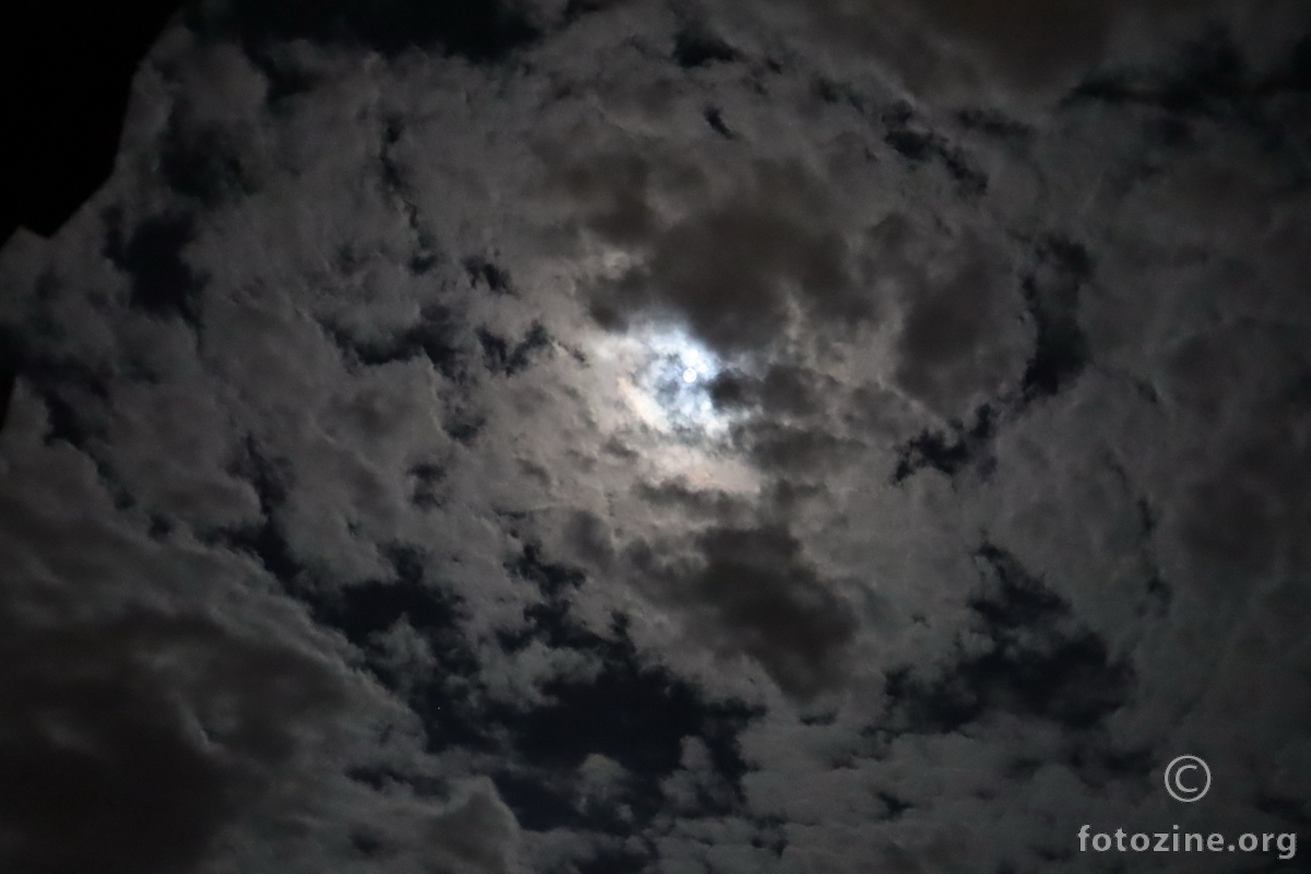 full moon u oblacima