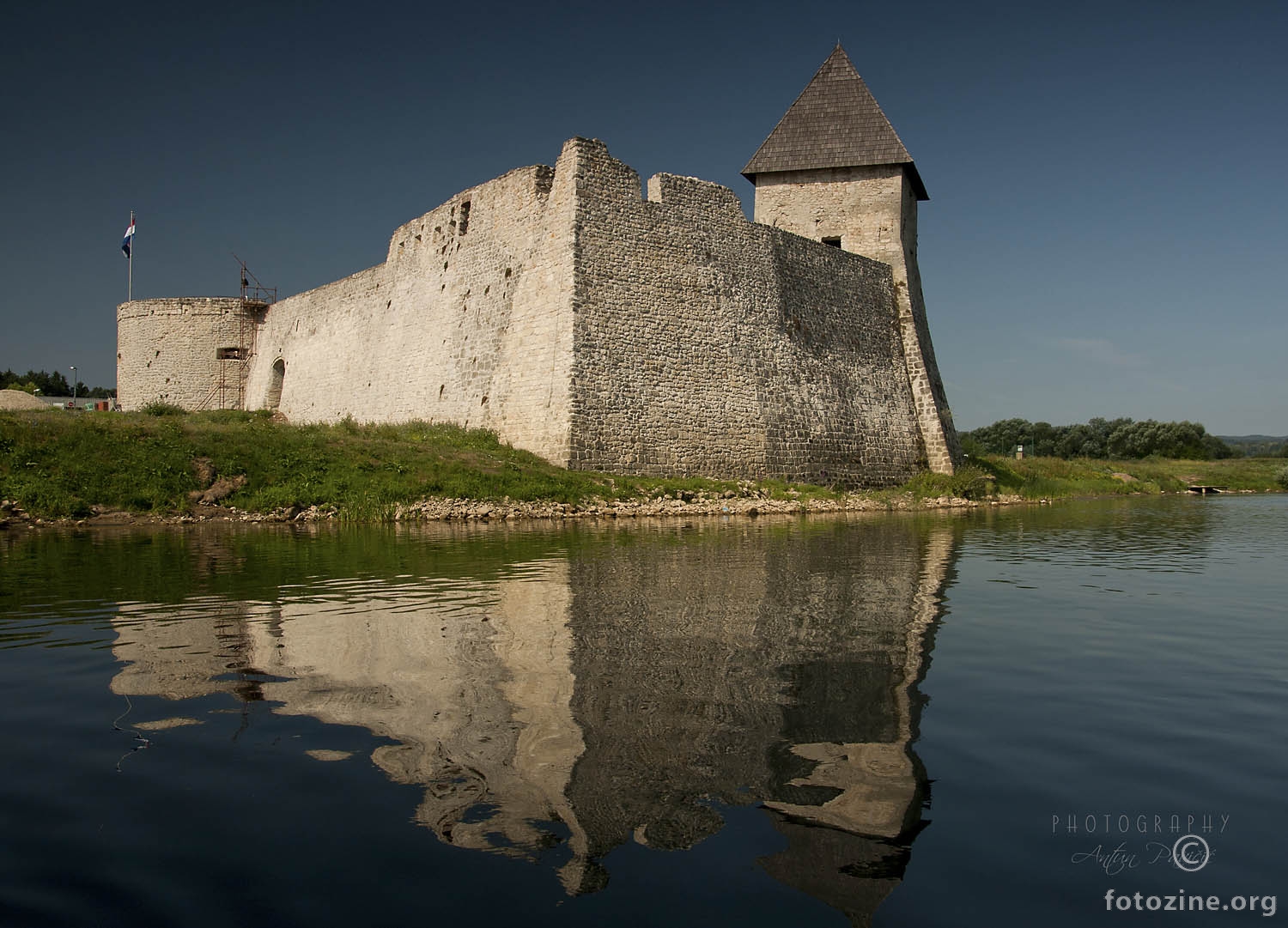 ... u zrcalu Une ... ZRINSKI GRAD