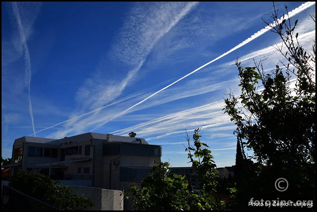 CHEMTRAILS SE NEBOM PRUŽA POPUT TRAGOVA OD PUŽA BY ŽT