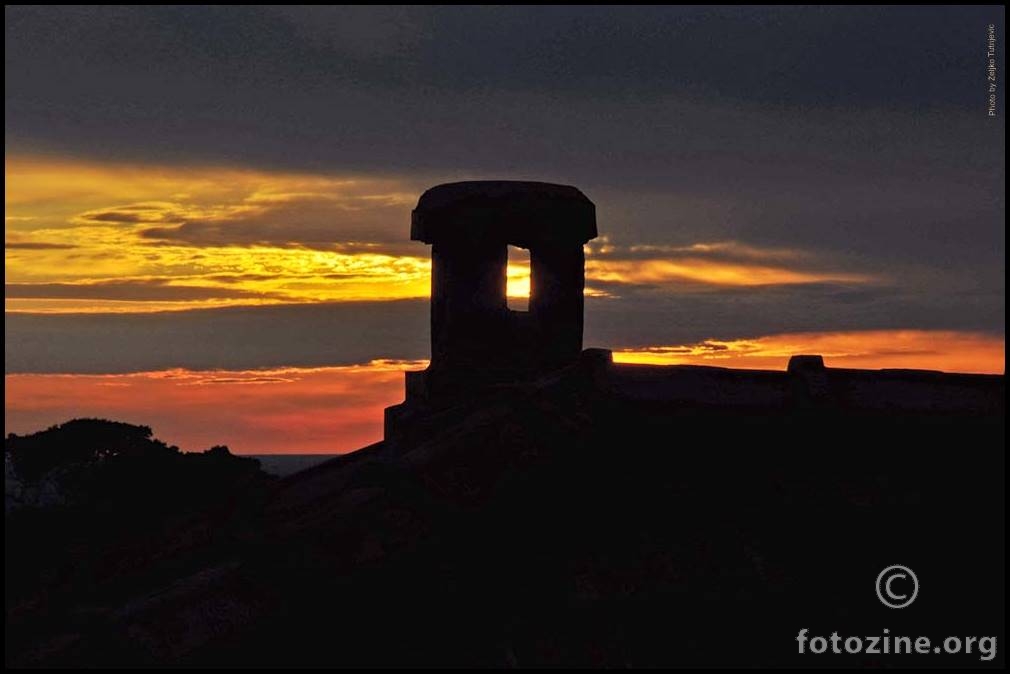 FOTOMANIJAK NEUSPJEŠNO POKUŠAO SNIMITI SUNČEV ZALAZAK KROZ SUSJEDOV DIMNJAK BY ŽT