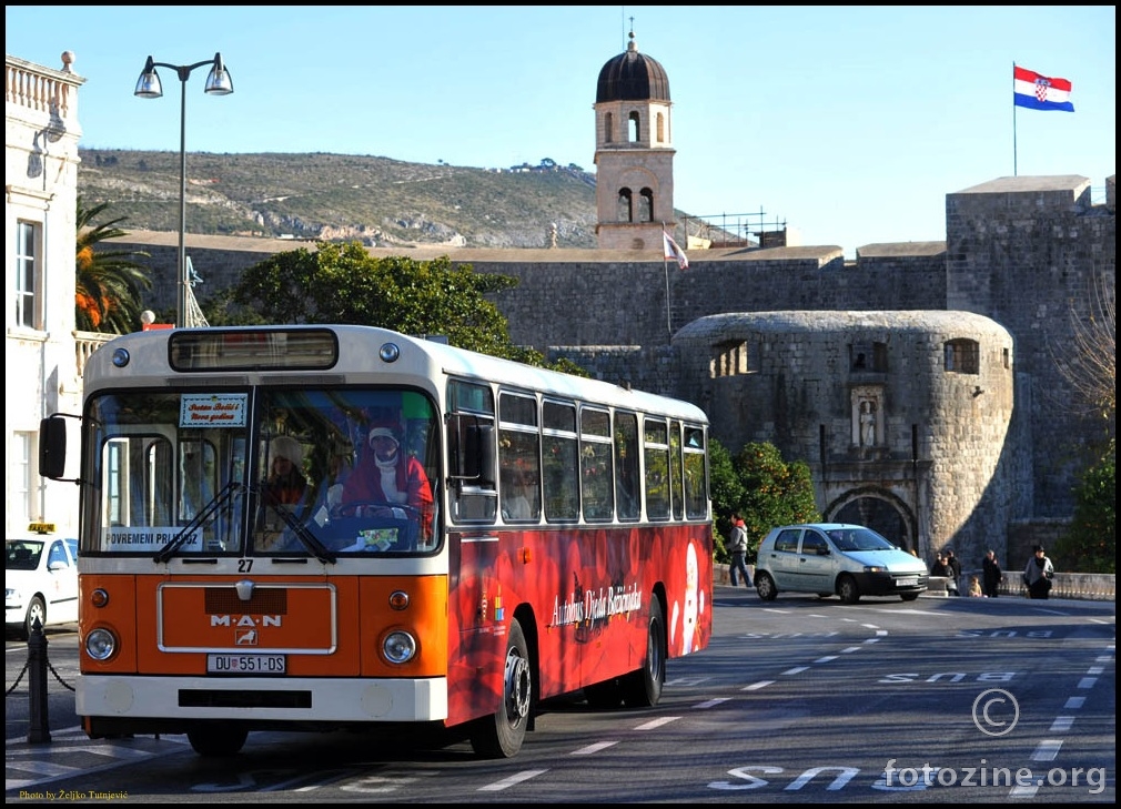 IMAMO I AUTOBUS DJEDA BOŽIĆNJAKA - BY ŽT