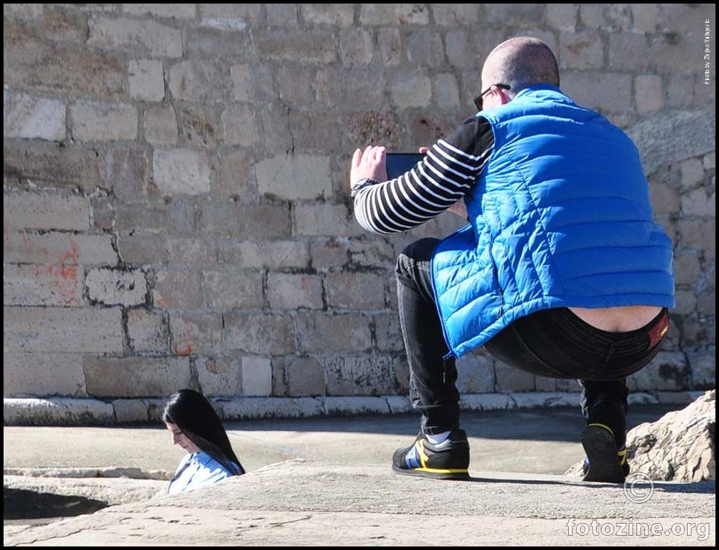 I DEKOLTE ZIDARSKI NUDI ZANIMLJIV KADAR FOTOGRAFSKI BY ŽT