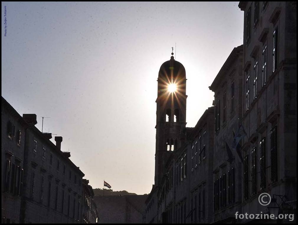 SUNCE NA ZALAZU NAMIGUJE STRADUNU U PROLAZU BY ŽT