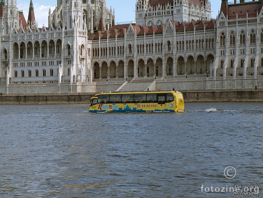 ploveći autobus