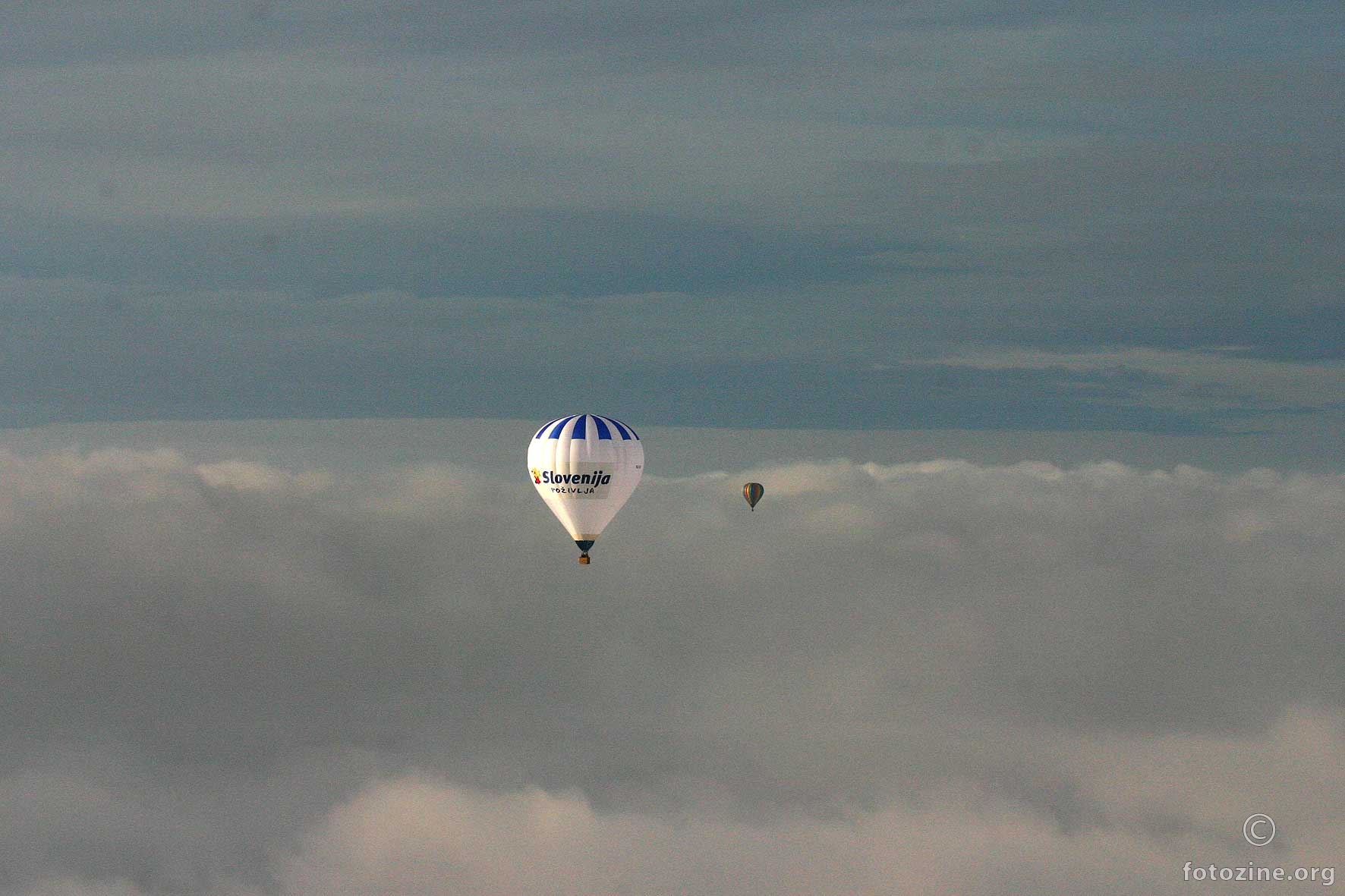 balon nad oblaki
