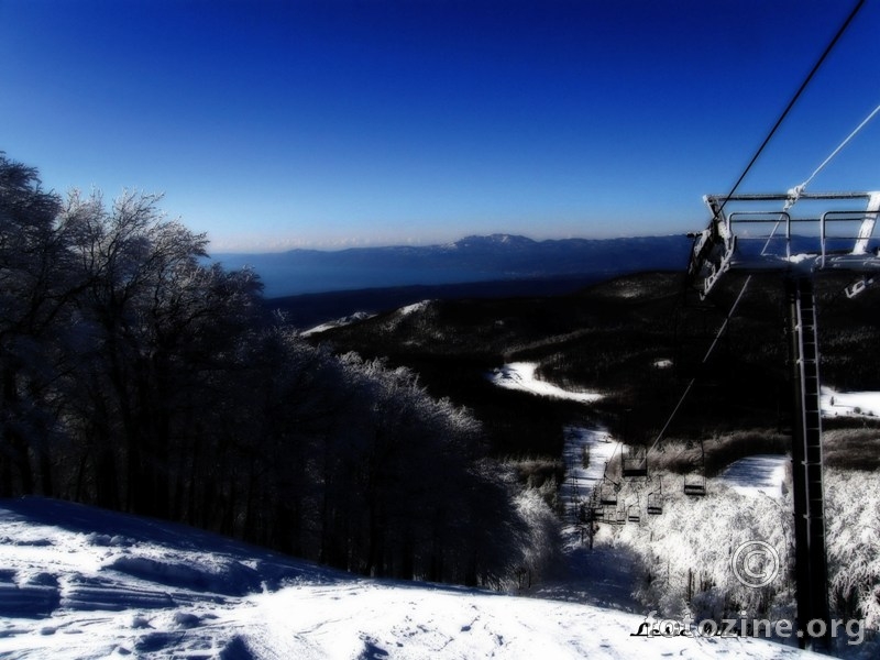 Pogled sa snjega na more