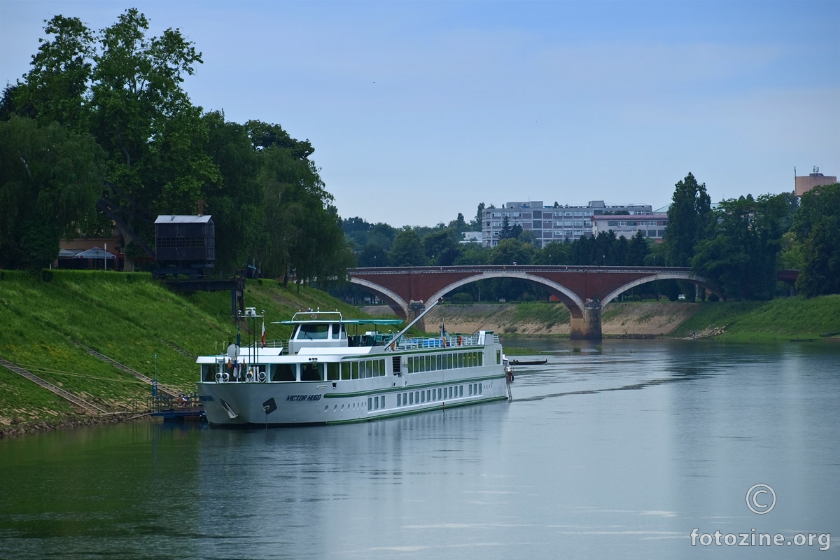 River cruiser Victor Hugo