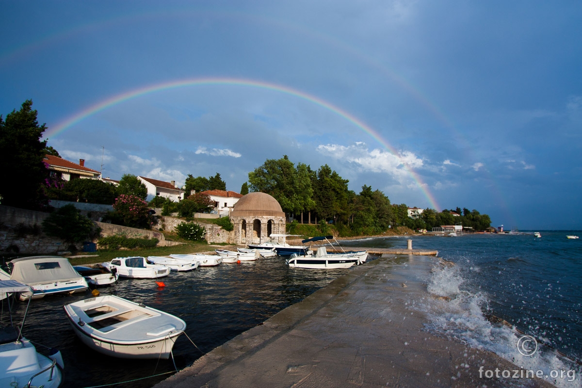 Duga nad fontanom