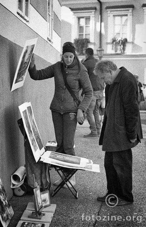 Umjetnica na ulici...držim fige da nešto proda.