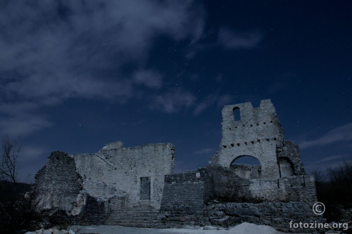 Dvigrad u noći punog mjeseca