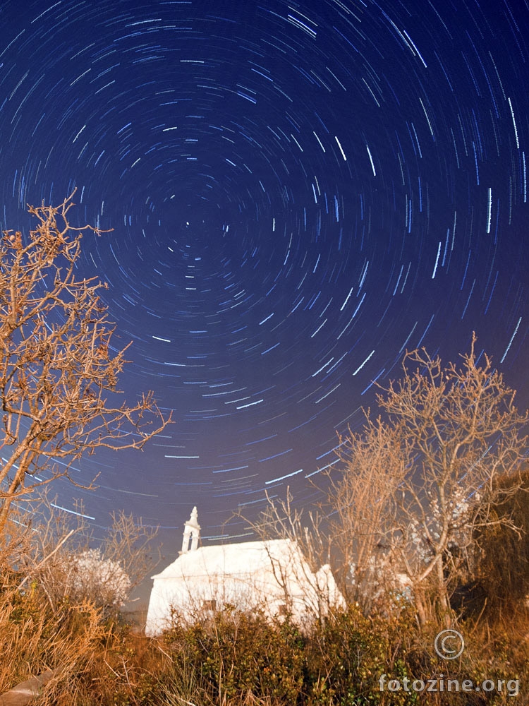 Star trails crkva