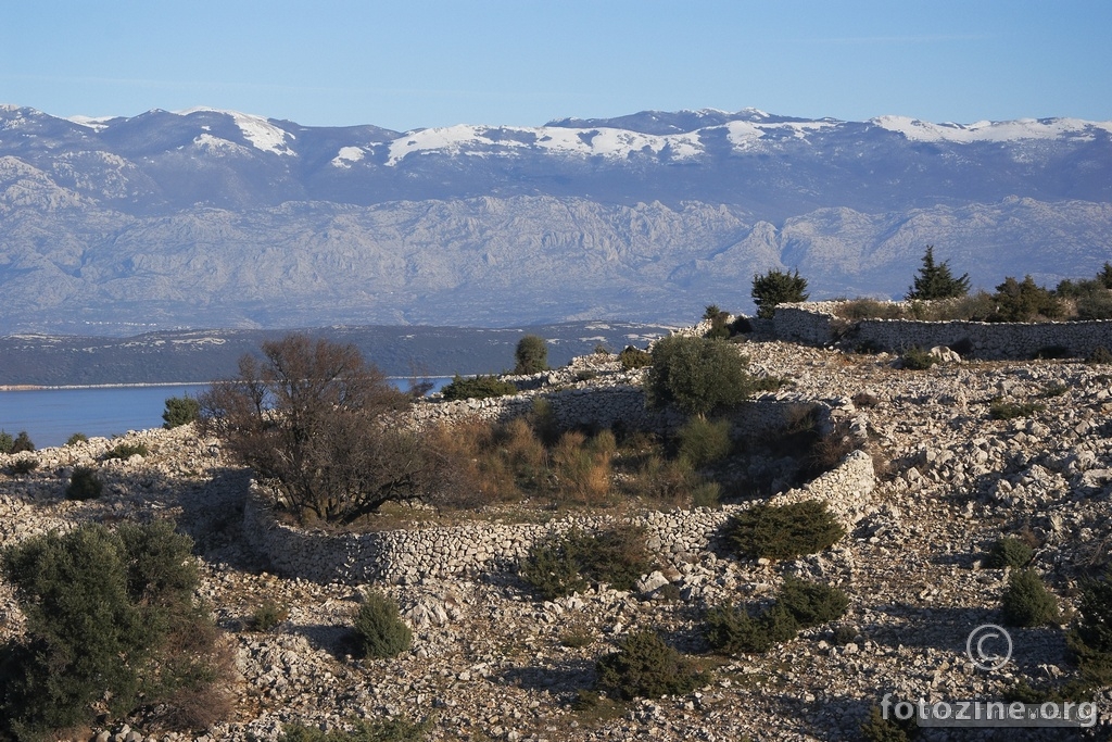 Lun: pogled na Velebit